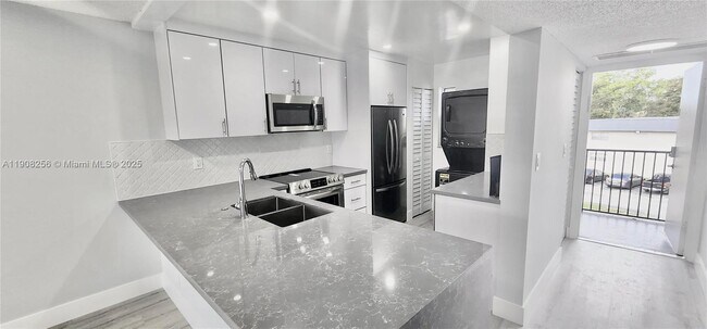 Building Photo - 8040 N Colony Cir