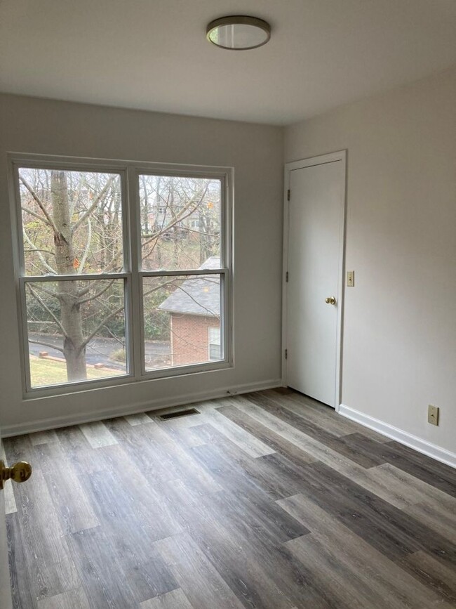 Building Photo - Newly renovated condo in Donelson