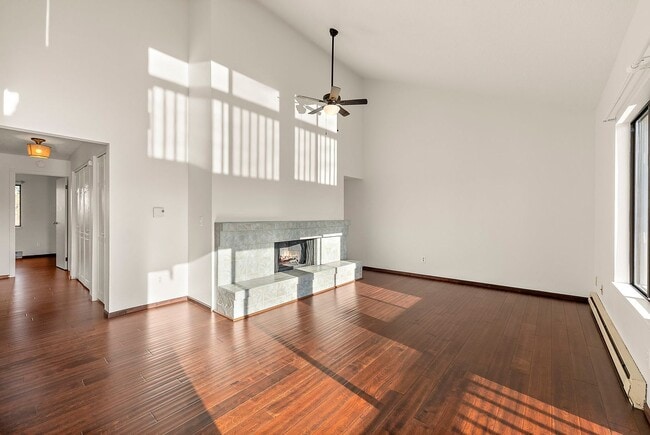 Building Photo - Top-Floor Condo with Panoramic Lake Easter Views, Vaulted Ceilings & Modern Updates!