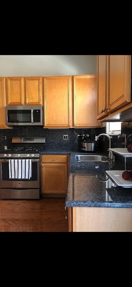 Building Photo - 842 W 15th Pl