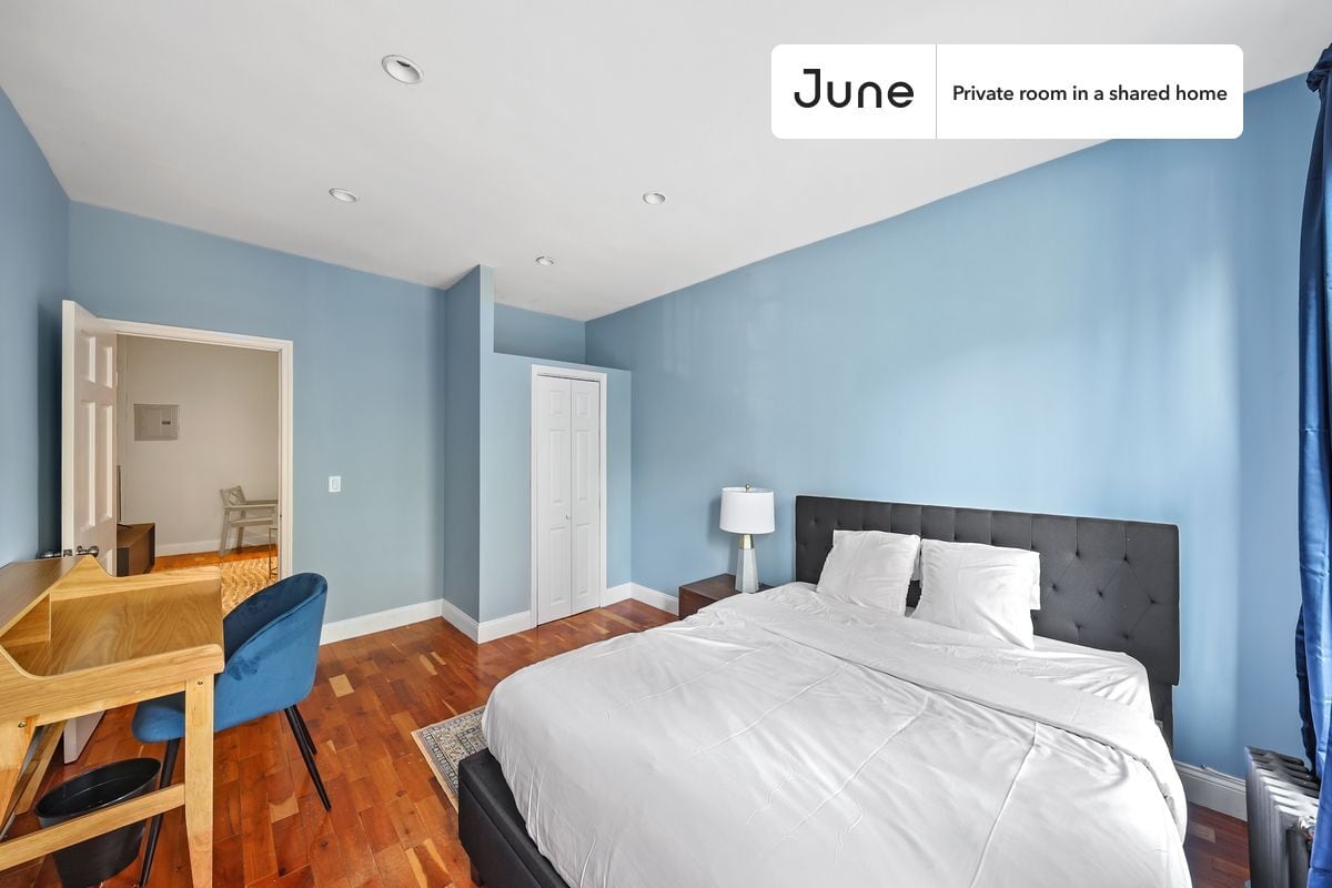 Building Photo - Private bedroom in 3 bed/1 bath Home