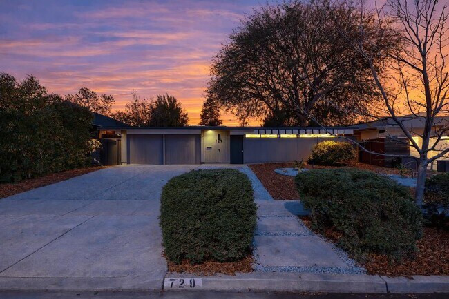 Building Photo - 729 Stendhal Ln