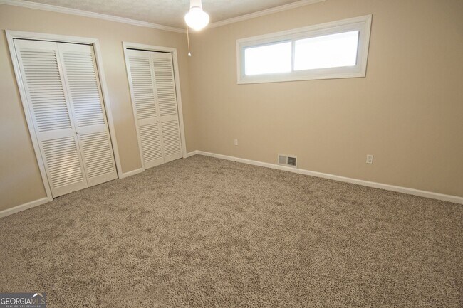 Building Photo - 305 Pinemount Dr