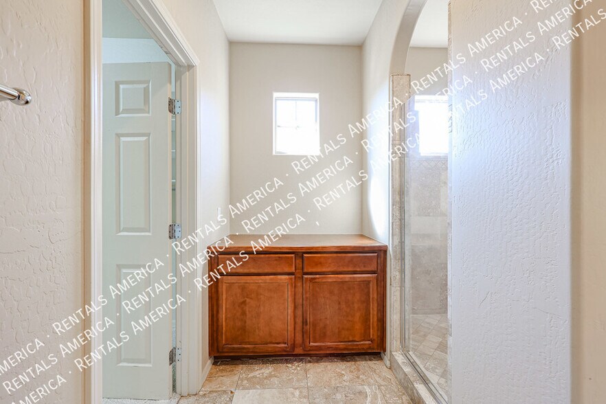 Building Photo - 3966 E Crest Ln