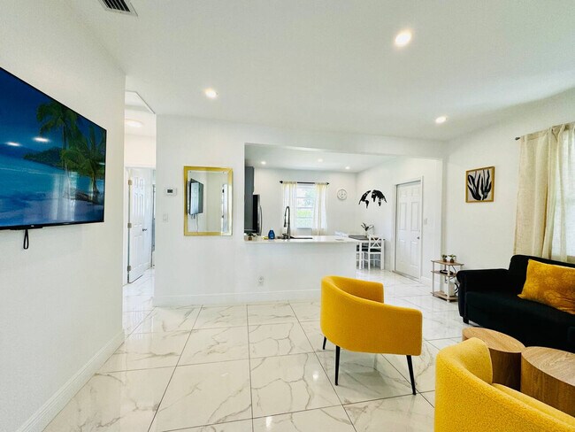 Building Photo - 133 SW 22nd Terrace