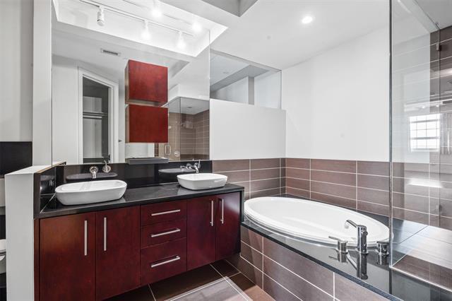 Building Photo - 2600 W 7th St