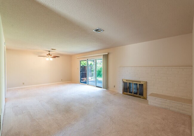 Building Photo - Adorable West Morgan Hill Family Home!
