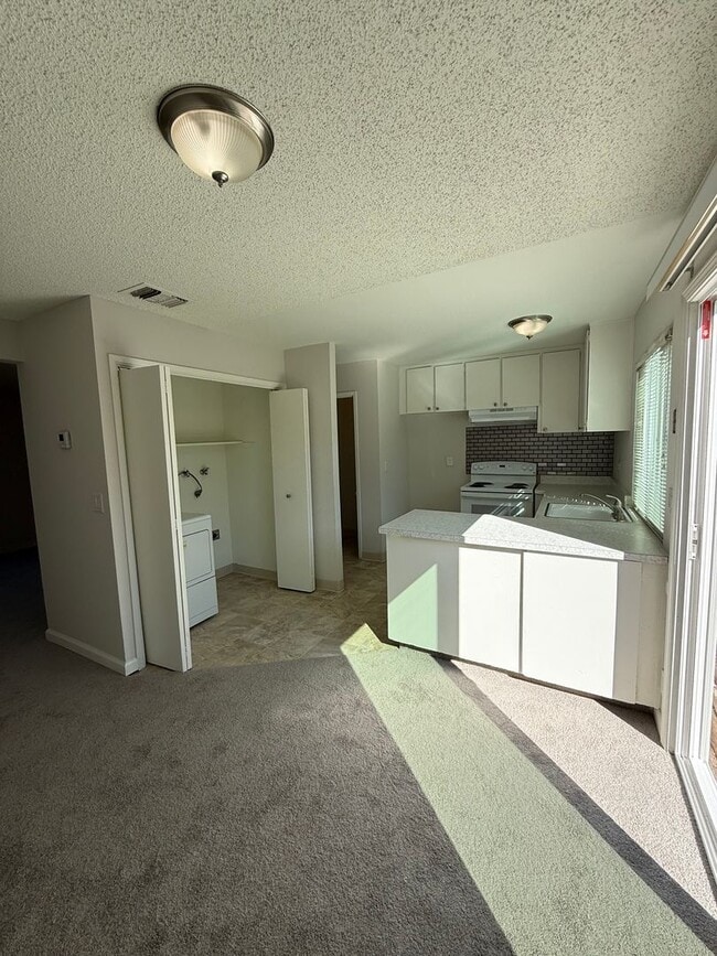 Building Photo - Quiet unit with new paint, new carpet, new windows and Air Conditioning!