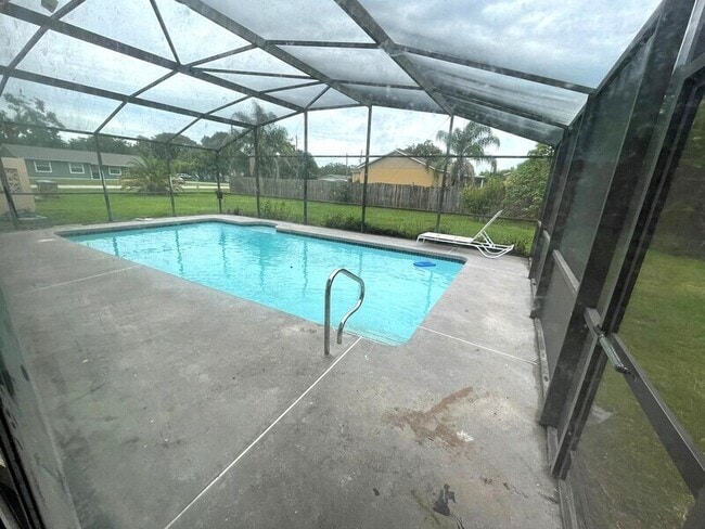 Building Photo - 1674 Louis Dr