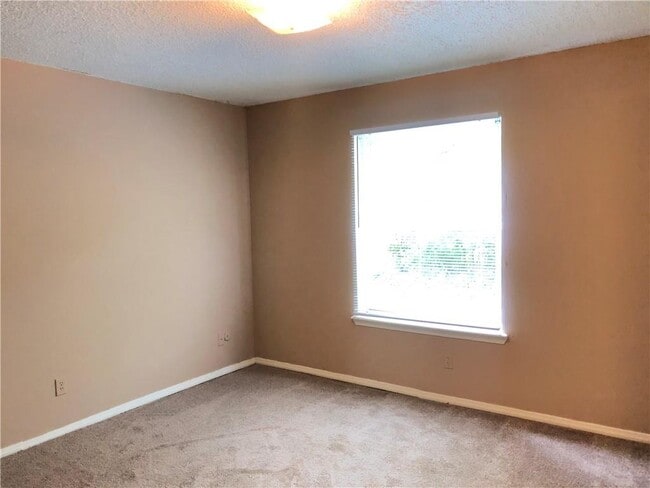 Building Photo - 605 N Betty Jo Dr