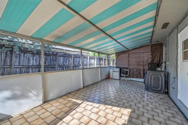 Building Photo - 3 bedroom in Hallandale FL 33009