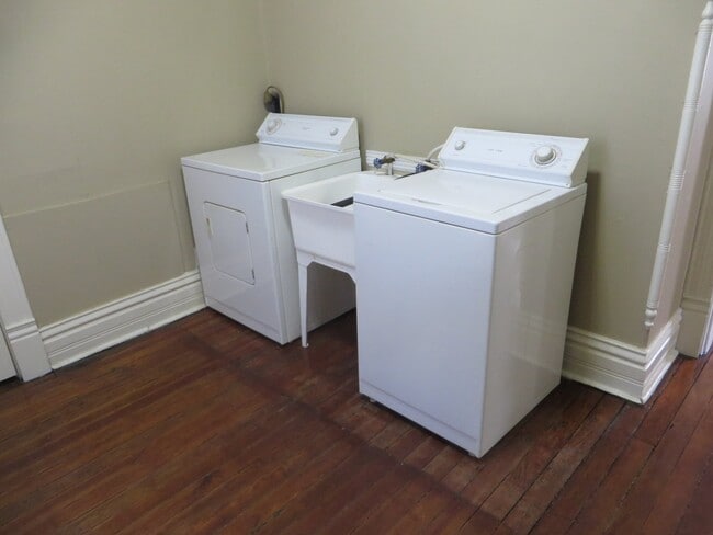 Building Photo - February - One Bedroom Cottage House in the Heart of Downtown (West Central, Downtown)