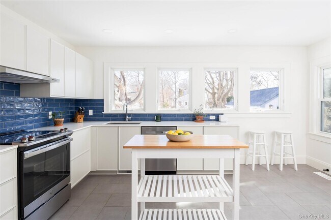 Building Photo - 446 6th St