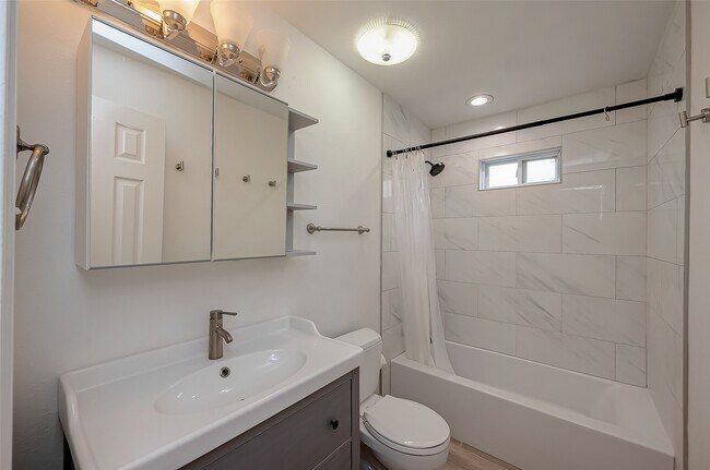 Building Photo - 915 Adele St