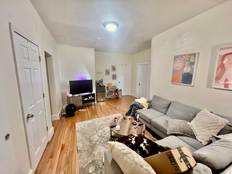 Building Photo - 322 Saint Paul St