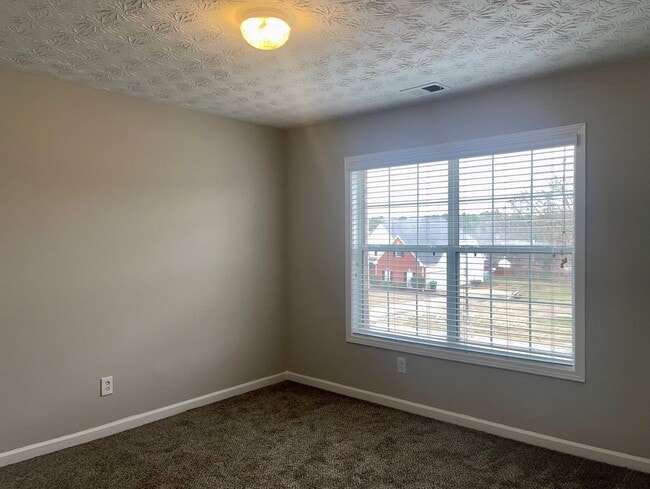 Building Photo - 4 Bed/2.5 Bath Home In Swim/Tennis Community in McDonough