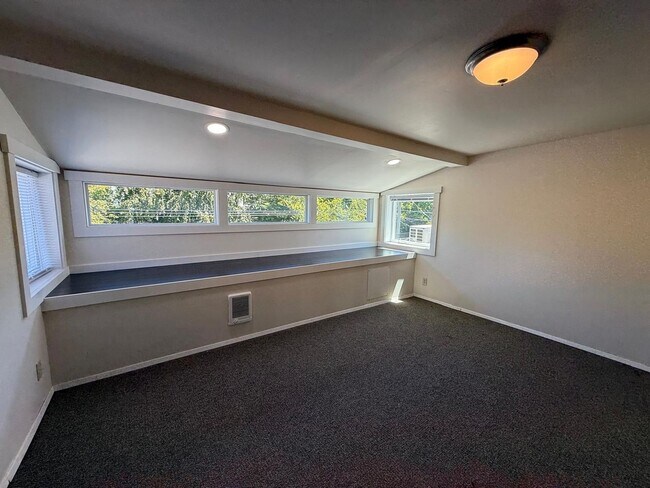 Building Photo - 7519 Greenwood Ave N