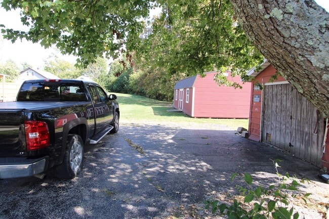 Building Photo - One of a Kind 4 Bed 1 Bath Home