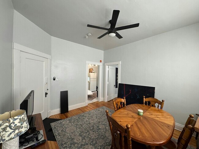 Building Photo - 109 1/2 East 6th Street, Unit 10