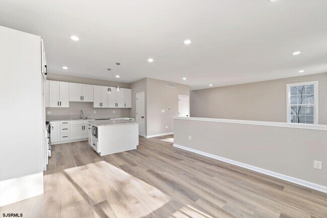 Building Photo - 447 Redwood Ave