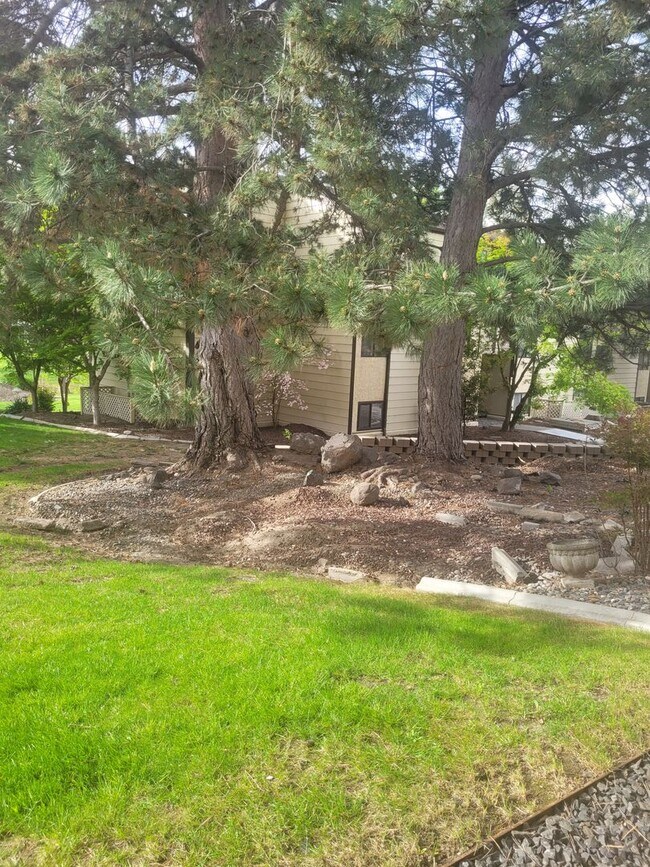 Building Photo - Golf Course Community, Condo