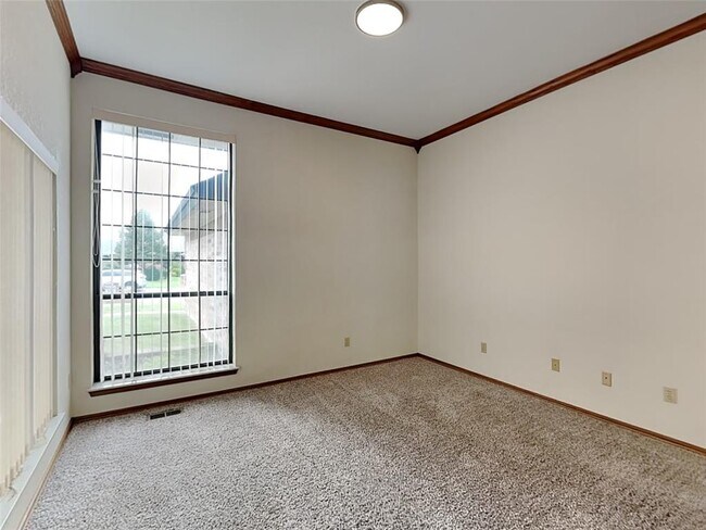 Building Photo - 5612 SE 85th St