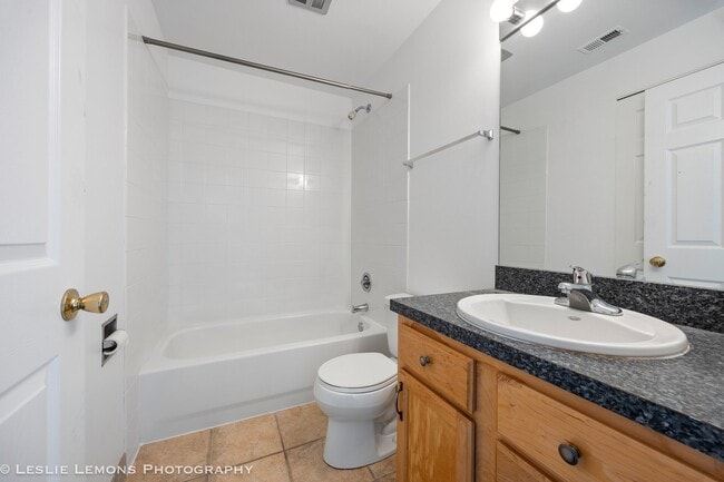 Building Photo - 5950 Oakwood Dr