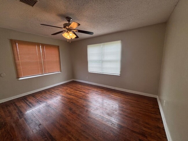 Building Photo - Lovely 4 Bedroom 2 Bath Home with Detached 2 Car Garage and Fully Fenced Huge Yard!!