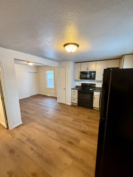 Building Photo - 406 Center Ave