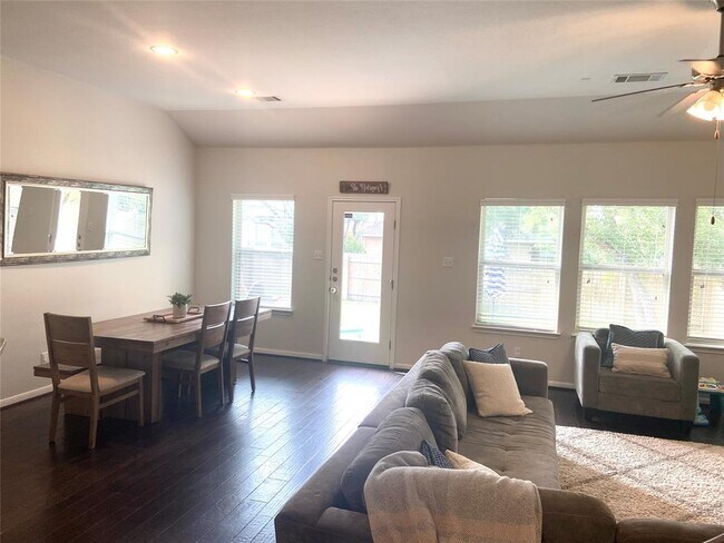 Building Photo - 520 Caddo Lake Dr