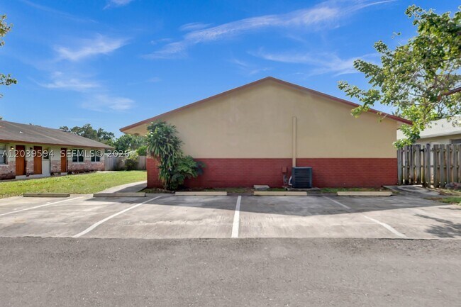 Building Photo - 2610 Riverland Dr