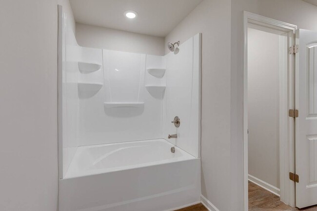 Building Photo - Spacious 5-Bedroom, 3-Bath Home in Prime F...
