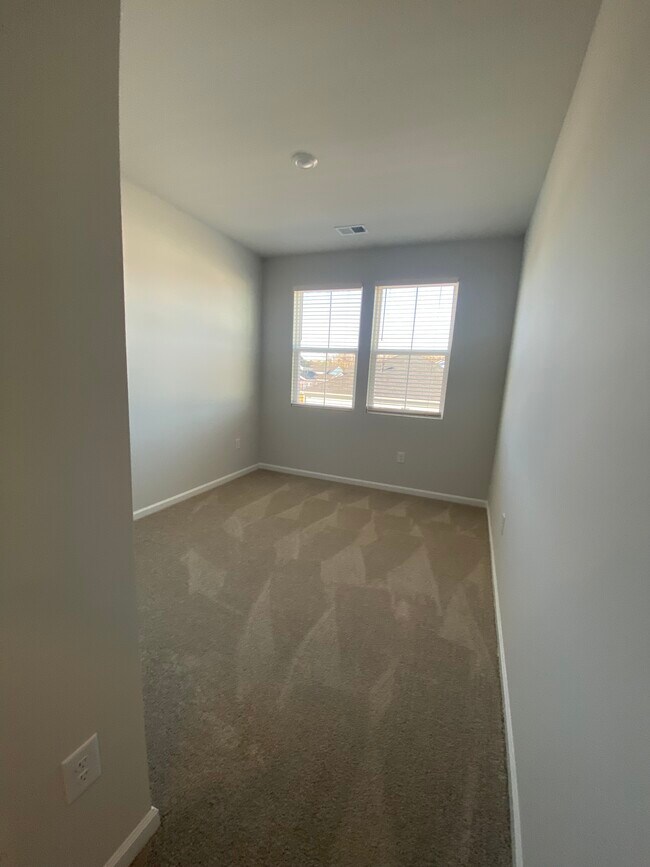 Building Photo - 3336 Mid Summer Ln