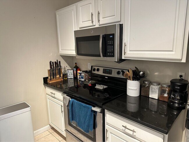 Building Photo - 903 Providence Pl