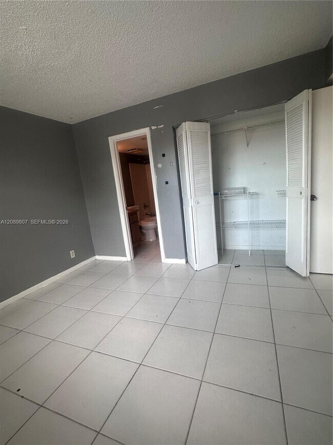 Building Photo - 821 Twin Lakes Dr