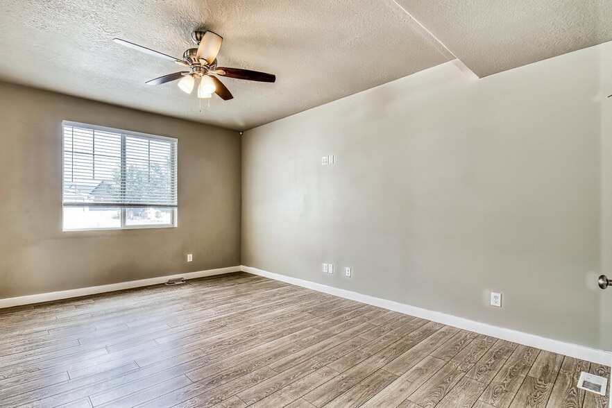 Building Photo - 1083 W Osprey Dr