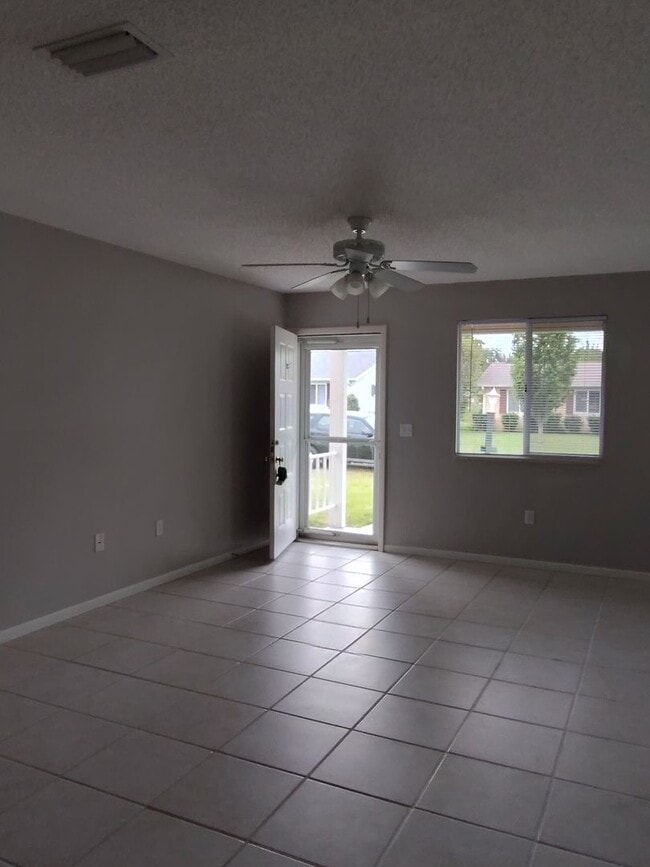 Building Photo - Charming 2/1 Home in Oak Run 55+ Community...