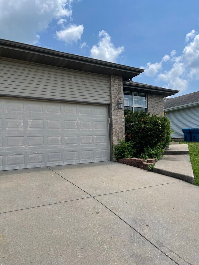 Building Photo - 816 Pinhook Dr