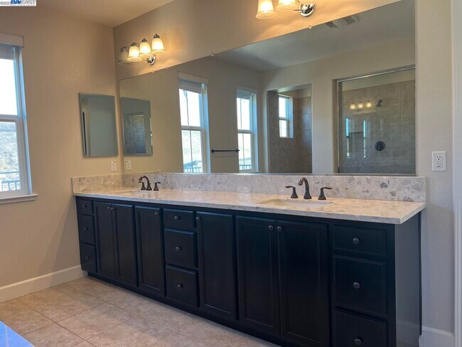 Building Photo - 1695 N Terracina Dr