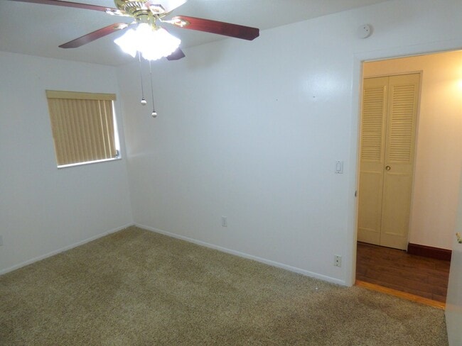 Building Photo - Port Charlotte 2-bedroom 1-bathroom home, convenient to shopping and schools