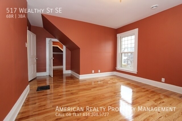 Building Photo - 517 Wealthy St SE