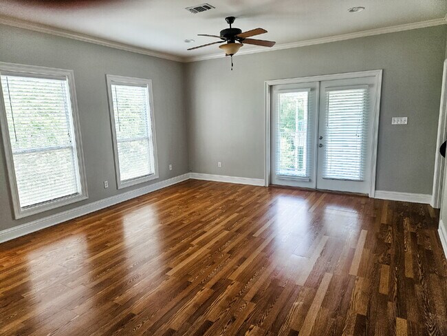 Building Photo - Great Biloxi 2/2 close to the beach!