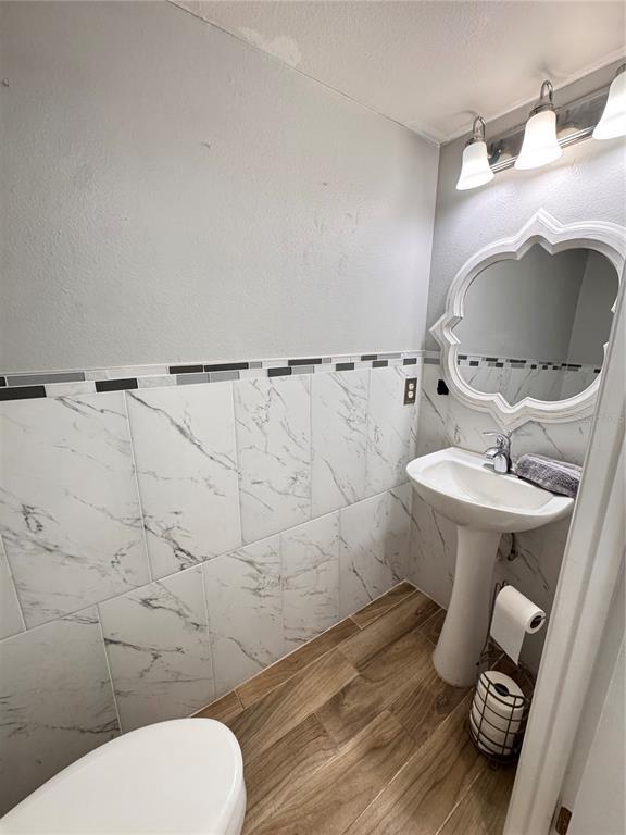 Building Photo - 2050 Corner Glen Dr