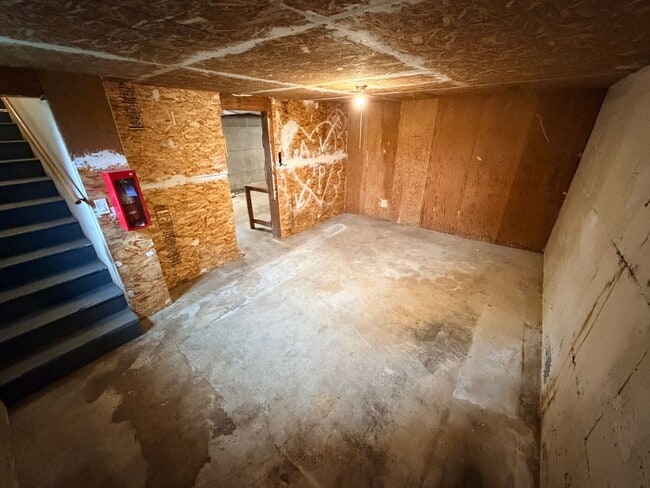 Building Photo - Two Bedroom Duplex With Full Size Basement