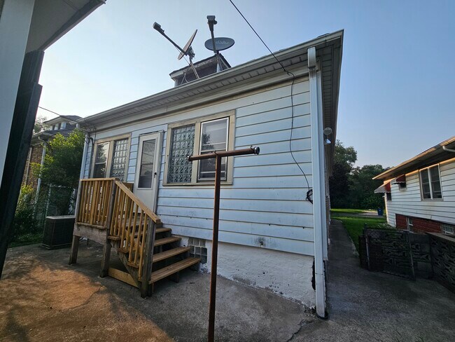 Building Photo - 1673 W 14th Ave