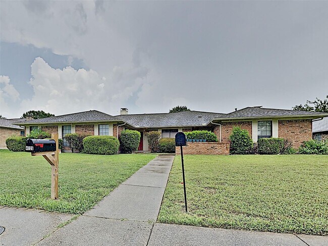 Primary Photo - 4724-4726 Berridge Ln, Dallas, TX 75227