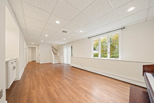 Building Photo - 11 Suban Pl
