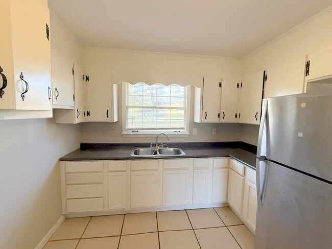 Building Photo - 1729 Laverne Dr NW