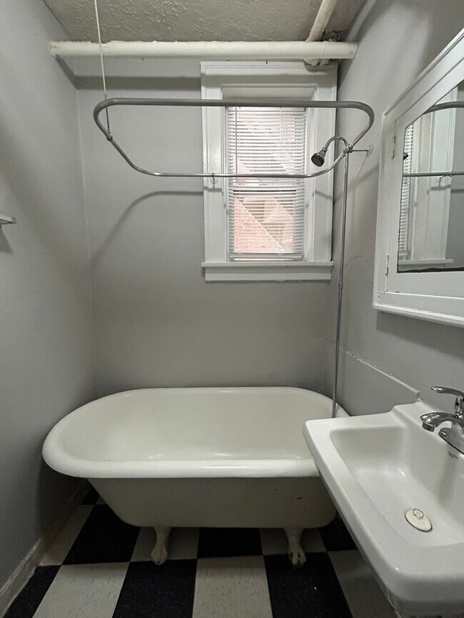 Building Photo - City Central Charmer with Private Entry