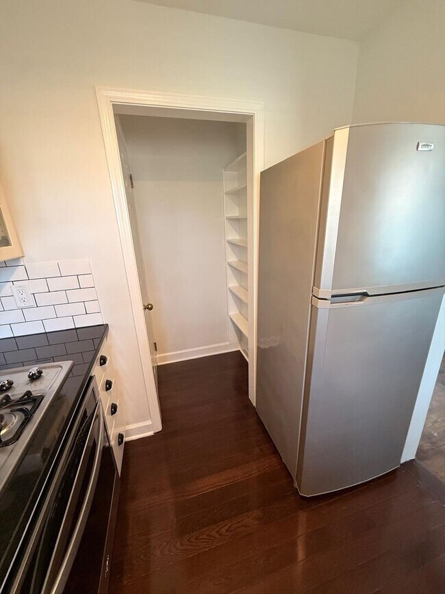 Building Photo - GREAT ANN ARBOR LOCATION – 2-BEDROOM END UNIT!